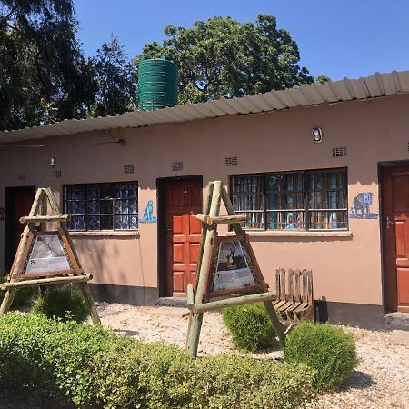 Хостел Lusaka Backpackers Экстерьер фото