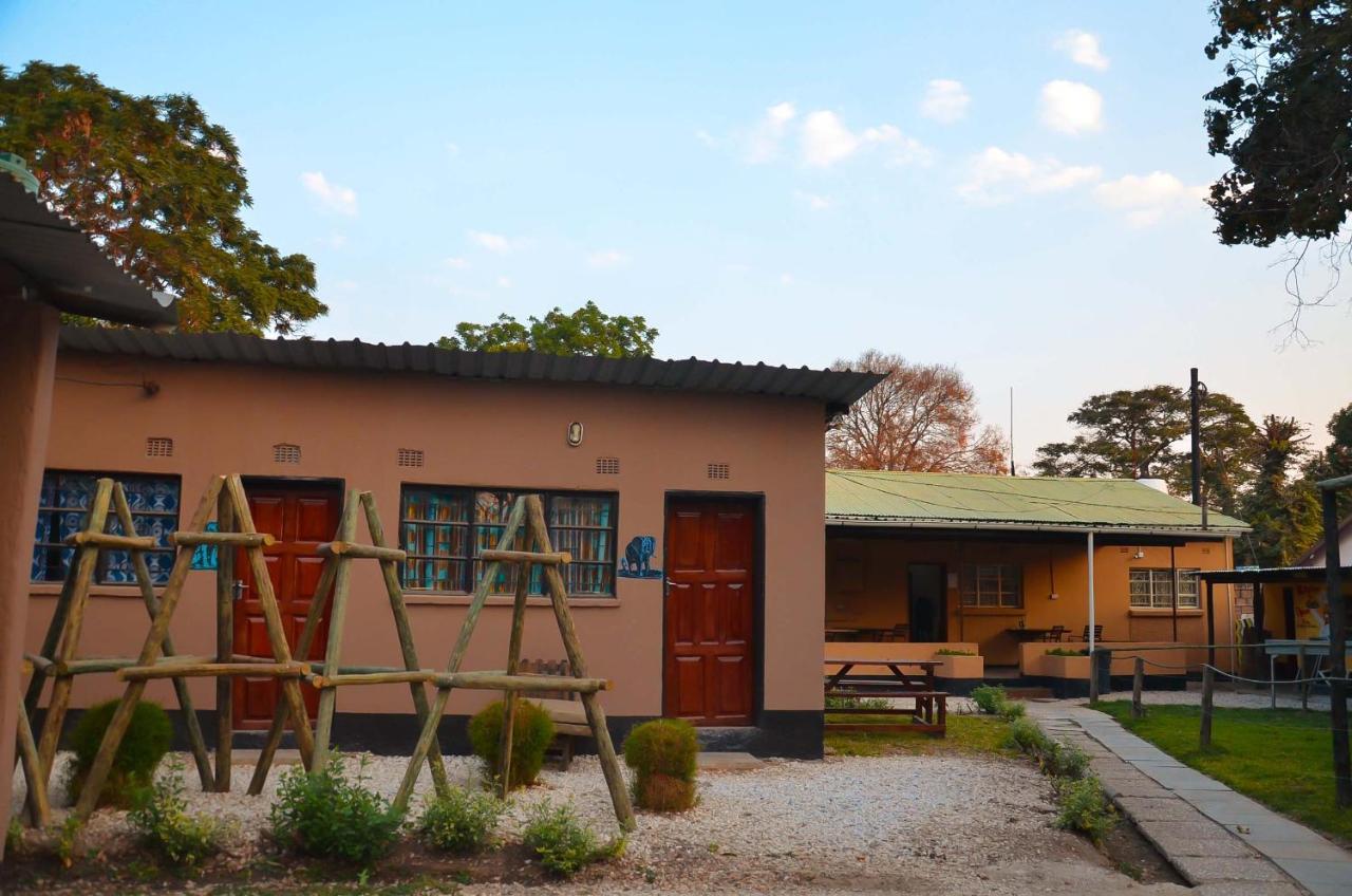 Хостел Lusaka Backpackers Экстерьер фото